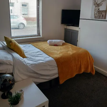 Contractors, Sleeps 6, 3 Beds, Free Parking * Barrow-in-Furness