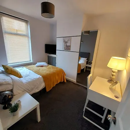 Holiday home Contractors, Sleeps 6, 3 Beds, Free Parking *